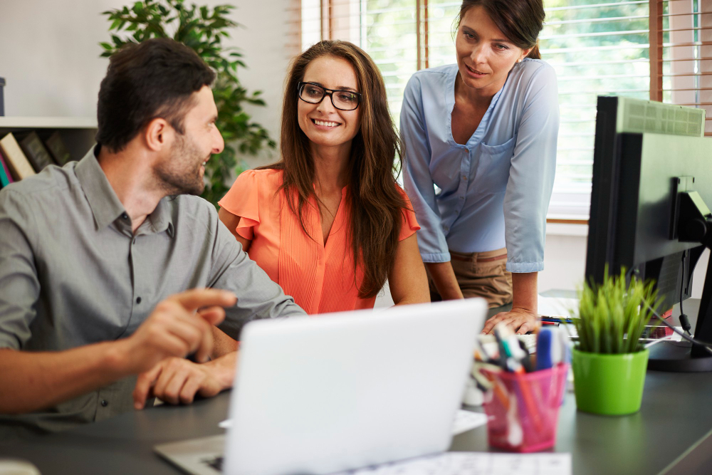 Equipo trabajando juntos en estrategia financiera